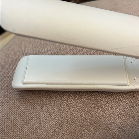 T3 Lucea 1.5” White Hair Straightener - Picture 5 of 7